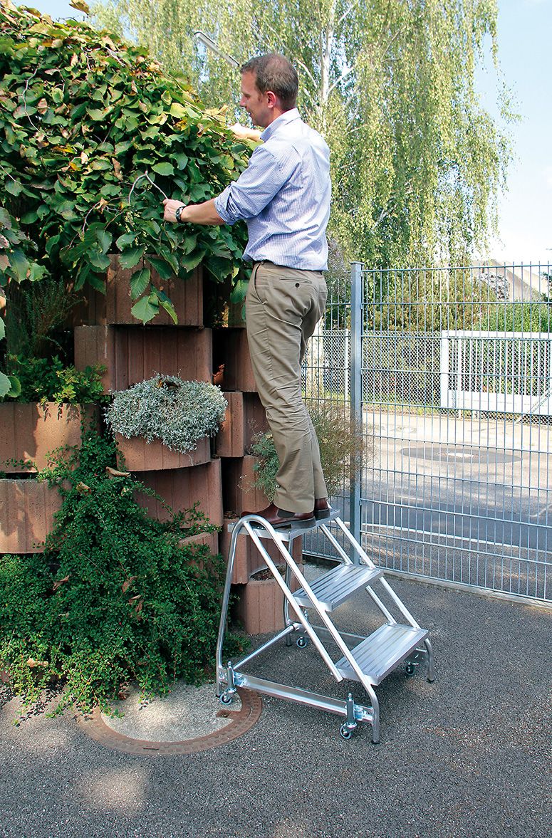 Alu-Arbeitspodest mit 4 Stufen einseitig begehbar